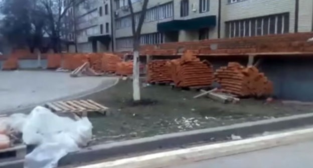 Construction of a brick wall on the territory of a common yard of several multi-storey buildings in Grozny. Photo CHECHEN WHATSAPP 3, https://www.youtube.com/watch?v=x3umWNFW5Lo Construction of a brick wall on the territory of a common yard of several multi-storey buildings in Grozny. Photo CHECHEN WHATSAPP 3, https://www.youtube.com/watch?v=x3umWNFW5Lo
