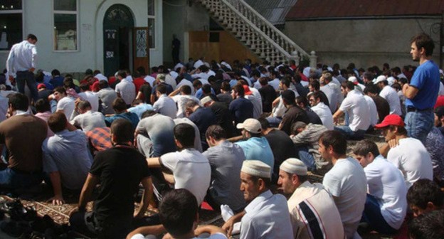 Believers during a prayer. Photo: Radio Erkenli (RFE/RL) Believers during a prayer. Photo: Radio Erkenli (RFE/RL)