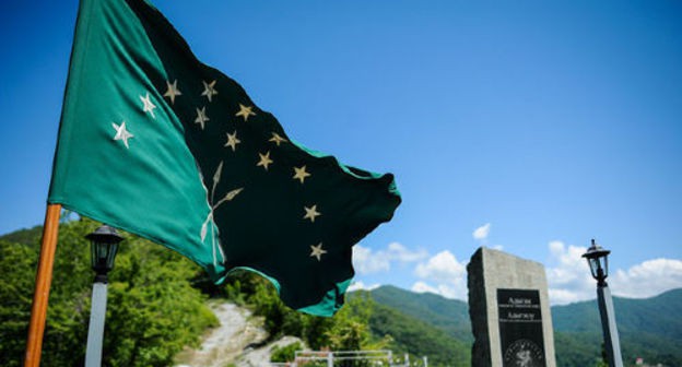 Circassian flag. Photo: © Nina Zotina, Yuga.ru https://www.yuga.ru/articles/society/8582.html Circassian flag. Photo: © Nina Zotina, Yuga.ru https://www.yuga.ru/articles/society/8582.html