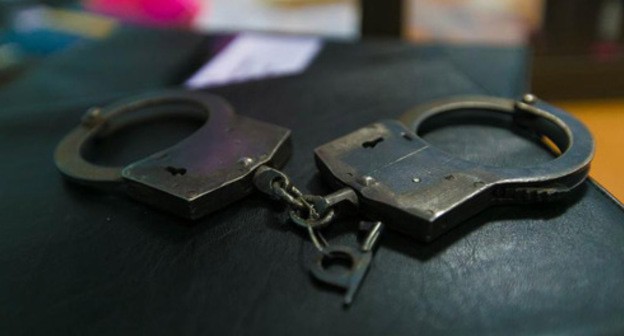 Handcuffs. Photo: Maxim Tishin / Yugopolis Handcuffs. Photo: Maxim Tishin / Yugopolis