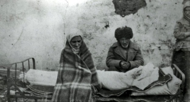 The Ingush family of Gazdiev near the body of their killed daughter. Kazakhstan, 1944. https://ru.wikipedia.org The Ingush family of Gazdiev near the body of their killed daughter. Kazakhstan, 1944. https://ru.wikipedia.org