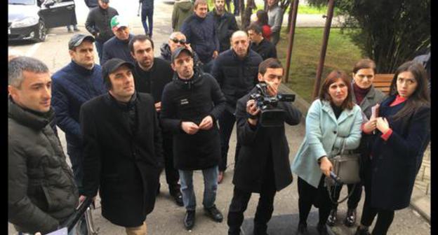 Protesters and journalists near the buiding of the Parliament of Abkhazia on February 2, 2019. Photo by Dmitry Stateynov for the "Caucasian Knot" Protesters and journalists near the buiding of the Parliament of Abkhazia on February 2, 2019. Photo by Dmitry Stateynov for the "Caucasian Knot"