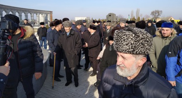 People near the Memorial for the memory of the victims of political repressions in Nazran, February 23, 2019. Photo by Umar Yovloy for the "Caucasian Knot" People near the Memorial for the memory of the victims of political repressions in Nazran, February 23, 2019. Photo by Umar Yovloy for the "Caucasian Knot"