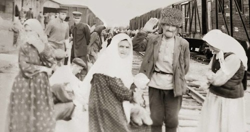 At the railway station, 1957, Frunze. Residents of the village of Yurt-Aukh. Photo: https://ru.wikipedia.org/ At the railway station, 1957, Frunze. Residents of the village of Yurt-Aukh. Photo: https://ru.wikipedia.org/