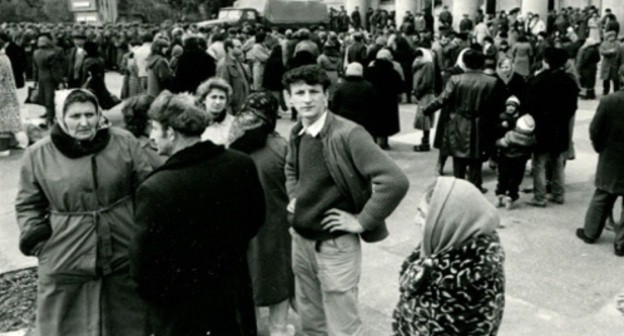 At the central square of Sumgait during the days of pogroms, February 1988. Photo from the archive of the Armenian Genocide Museum-Institute: http://karabakhrecords.info At the central square of Sumgait during the days of pogroms, February 1988. Photo from the archive of the Armenian Genocide Museum-Institute: http://karabakhrecords.info