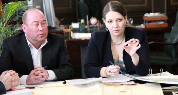 Ekaterina Tolstikova and another participant of the trip on the demarcation of the Dagestani borders. Photo: press service of the Administration of the Babayurt Disctict of Dagestan Ekaterina Tolstikova and another participant of the trip on the demarcation of the Dagestani borders. Photo: press service of the Administration of the Babayurt Disctict of Dagestan