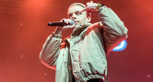 LJ at 2018 Big Love Show. Photo: Okras/https://ru.wikipedia.org/wiki/Элджей#/media/File:Элджей_(5)_на_Big_Love_Show_2018_в_СПб.jpg LJ at 2018 Big Love Show. Photo: Okras/https://ru.wikipedia.org/wiki/Элджей#/media/File:Элджей_(5)_на_Big_Love_Show_2018_в_СПб.jpg
