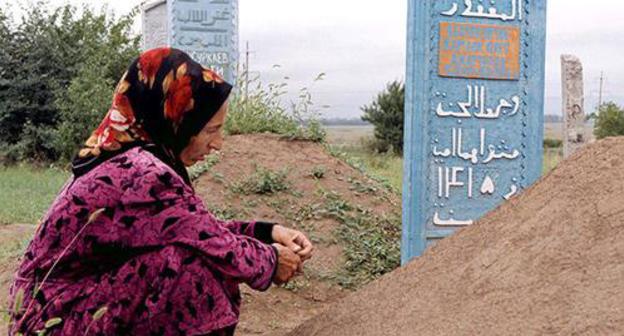 A woman in Chechnya near the grave of her son killed in January 1995. Photo: Reuters/Ulli Michel A woman in Chechnya near the grave of her son killed in January 1995. Photo: Reuters/Ulli Michel