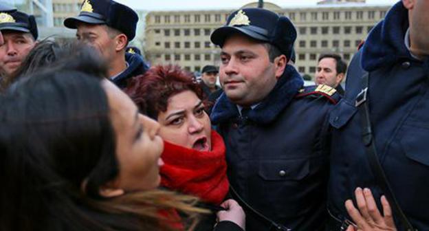 Policemen prevented activists from marching in protest of violence against women. Baku, March 8, 2019. Photo by Aziz Karimov for the "Caucasian Knot" Policemen prevented activists from marching in protest of violence against women. Baku, March 8, 2019. Photo by Aziz Karimov for the "Caucasian Knot"