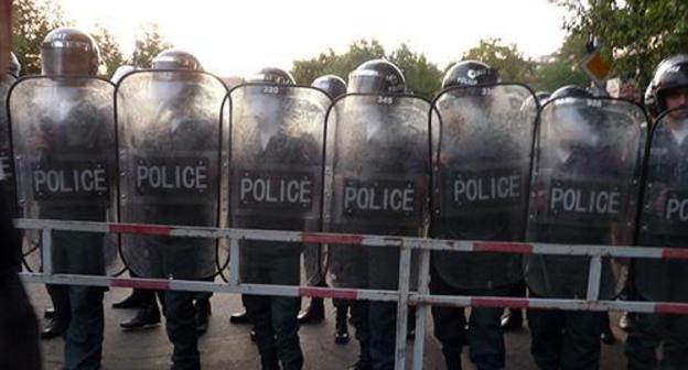 Policemen just before dispersing the protest rally in Yerevan, June 29, 2015. Photo by Armine Martirosyan for the Caucasian Knot Policemen just before dispersing the protest rally in Yerevan, June 29, 2015. Photo by Armine Martirosyan for the Caucasian Knot
