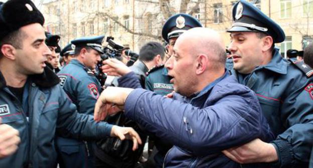 Police detain participants of spontaneous protest rally in Yerevan. Photo by Tigran Petrosyan for the Caucasian Knot Police detain participants of spontaneous protest rally in Yerevan. Photo by Tigran Petrosyan for the Caucasian Knot
