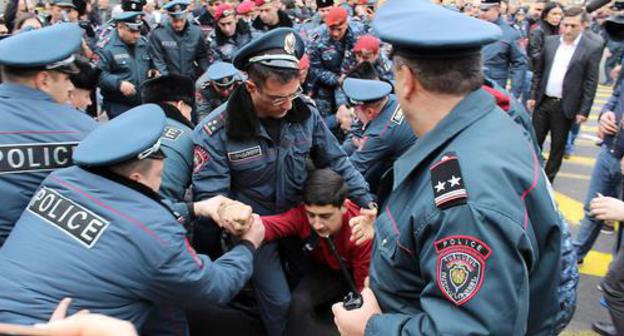 Police push the protestors away from roadway, Yerevan, March 14, 2019. Photo by Tigran Petrosyan for the Caucasian Knot Police push the protestors away from roadway, Yerevan, March 14, 2019. Photo by Tigran Petrosyan for the Caucasian Knot