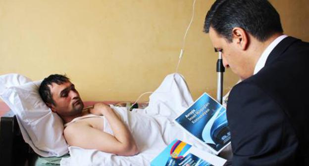 Arman Tatoyan, the Armenian Ombudsman, saw the man detained for a violation of the border with Azerbaijan. Photo by the press service of the the Armenian Ombudsman http://www.ombuds.am/media/pashtpann-aycelel-e-sahman-hatac-adrbejani-qaxaqacun.html Arman Tatoyan, the Armenian Ombudsman, saw the man detained for a violation of the border with Azerbaijan. Photo by the press service of the the Armenian Ombudsman http://www.ombuds.am/media/pashtpann-aycelel-e-sahman-hatac-adrbejani-qaxaqacun.html