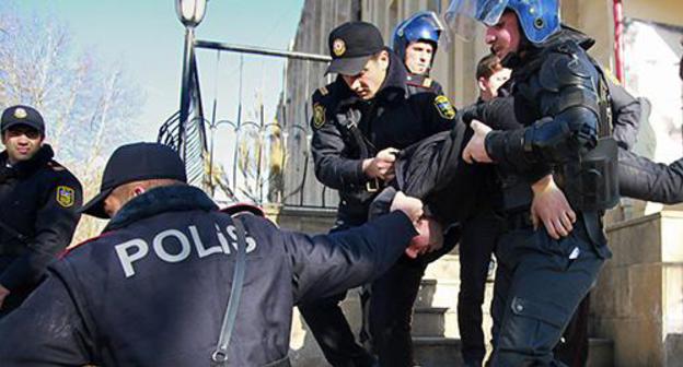 The police detains an activist. Photo: REUTERS/Aziz Karimov The police detains an activist. Photo: REUTERS/Aziz Karimov