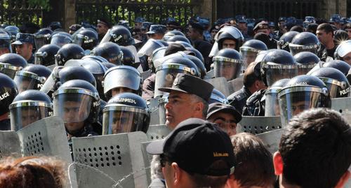 The police in Baghramyan Avenue cordoned off the way to the parliament. Yerevan, April 2018. Photo by Tigran Petrosyan for the "Caucasian Knot" The police in Baghramyan Avenue cordoned off the way to the parliament. Yerevan, April 2018. Photo by Tigran Petrosyan for the "Caucasian Knot"