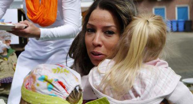 Social worker. Photo: CC BY 2.0 / Peter Moons / Hugging nanny https://sputnik-georgia.ru/society/20190321/244734189/Sotsrabotniki-Gruzii-anonsirovali-zabastovku.html Social worker. Photo: CC BY 2.0 / Peter Moons / Hugging nanny https://sputnik-georgia.ru/society/20190321/244734189/Sotsrabotniki-Gruzii-anonsirovali-zabastovku.html