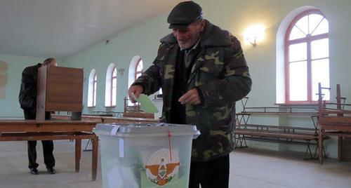 At a polling station in Chartar, Martuninsky District of Nagorno-Karabakh, January 18, 2015. Photo by Alvard Grigoryan for the Caucasian Knot At a polling station in Chartar, Martuninsky District of Nagorno-Karabakh, January 18, 2015. Photo by Alvard Grigoryan for the Caucasian Knot