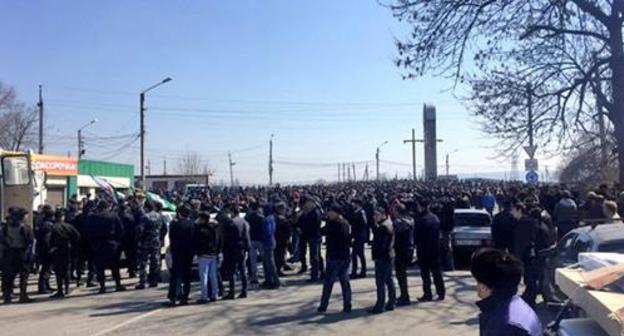 Participants of a protest rally at the entrance to Nazran, March 27, 2019. Screenshot from video 'Criminal Russia - Caucasus', https://www.youtube.com/watch?v=viEB35hMnVk Participants of a protest rally at the entrance to Nazran, March 27, 2019. Screenshot from video 'Criminal Russia - Caucasus', https://www.youtube.com/watch?v=viEB35hMnVk