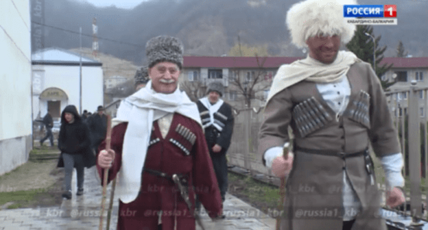 Screenshot from news broadcasting of the celebrations dedicated to the Day of revival of Balkar people, March 28, 2019, https://vestikbr.ru/news/vesti-kabardino-balkarija-663/ Screenshot from news broadcasting of the celebrations dedicated to the Day of revival of Balkar people, March 28, 2019, https://vestikbr.ru/news/vesti-kabardino-balkarija-663/