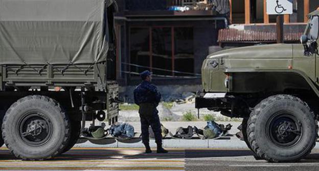 Law enforcer standing near military vehicles, Magas, October 2018. Photo: REUTERS/Maxim Shemetov Law enforcer standing near military vehicles, Magas, October 2018. Photo: REUTERS/Maxim Shemetov