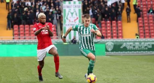 Players of the local "Akhmat" and "Spartak" Football Clubs. Photo by the press service of the "Akhmat" FC, http://fc-akhmat.ru/news/ Players of the local "Akhmat" and "Spartak" Football Clubs. Photo by the press service of the "Akhmat" FC, http://fc-akhmat.ru/news/