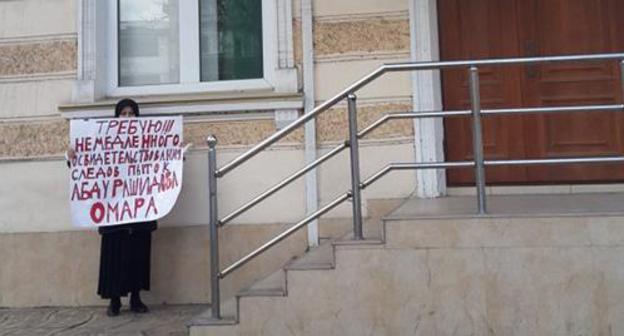 A sister of Omar Abdurashidov held a picket. Makhachkala, April 2, 2019. Photo by Patimat Makhmudova for the "Caucasian Knot" A sister of Omar Abdurashidov held a picket. Makhachkala, April 2, 2019. Photo by Patimat Makhmudova for the "Caucasian Knot"