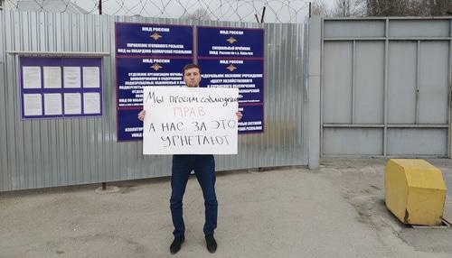 Ismail Nalgiev at a picket in Nalchik on April 6, 2019. Photo by Umar Yovloy for the "Caucasian Knot" Ismail Nalgiev at a picket in Nalchik on April 6, 2019. Photo by Umar Yovloy for the "Caucasian Knot"