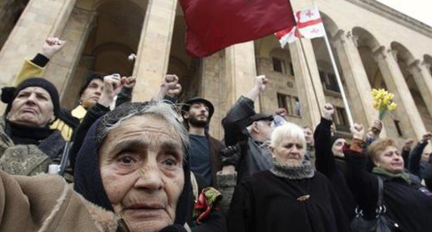 Rally in memory of those perished in Tbilisi on April 9, 1989. Photo: REUTERS / David Mdzinarishvili Rally in memory of those perished in Tbilisi on April 9, 1989. Photo: REUTERS / David Mdzinarishvili