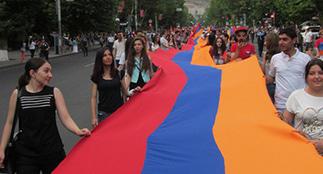 100 metre-long flag of Armenia at rally in Yerevan. Photo by Tigran Petrosyan for the Caucasian Knot 100 metre-long flag of Armenia at rally in Yerevan. Photo by Tigran Petrosyan for the Caucasian Knot