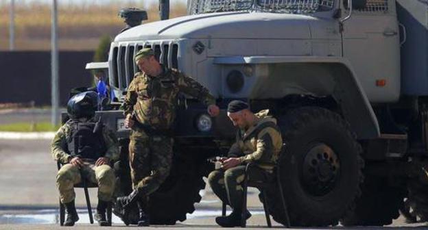 Law enforcers during protest action against an agreement on border with Chechnya, Magas, October 6, 2018. Photo: REUTERS/Maxim Shemetov Law enforcers during protest action against an agreement on border with Chechnya, Magas, October 6, 2018. Photo: REUTERS/Maxim Shemetov