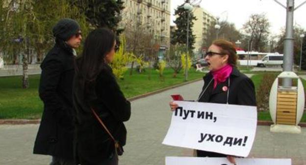 Olga Karpukhnova holds picket in Volgograd, April 13, 2019. Photo by Vyacheslav Yaschenko for the Caucasian Knot Olga Karpukhnova holds picket in Volgograd, April 13, 2019. Photo by Vyacheslav Yaschenko for the Caucasian Knot