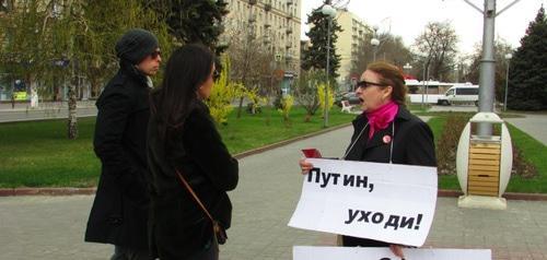 Olga Karpukhnova holds picket in Volgograd, April 13, 2019. Photo by Vyacheslav Yaschenko for the Caucasian Knot Olga Karpukhnova holds picket in Volgograd, April 13, 2019. Photo by Vyacheslav Yaschenko for the Caucasian Knot