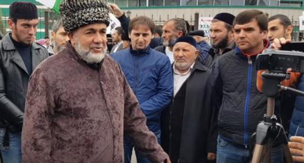 Akhmed Barakhoev at a protest action in Magas. Screenshot of Ilez Pliev's video on YouTube https://www.youtube.com/watch?v=BjeTkWnqw04 Akhmed Barakhoev at a protest action in Magas. Screenshot of Ilez Pliev's video on YouTube https://www.youtube.com/watch?v=BjeTkWnqw04
