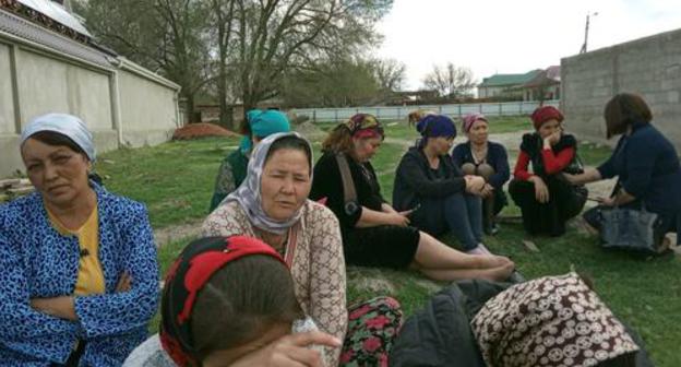 Relatives of the detainees near the Nogai District Court on April 13, 2019. Photo by Gulmira Tangatarova Relatives of the detainees near the Nogai District Court on April 13, 2019. Photo by Gulmira Tangatarova