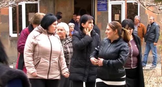 Participants of the conflict in the village of Zartonk in Armenia. Photo: screenshot of the video by ALT TV https://www.youtube.com/watch?time_continue=65&v=Lyhh1i4e_Gw Participants of the conflict in the village of Zartonk in Armenia. Photo: screenshot of the video by ALT TV https://www.youtube.com/watch?time_continue=65&v=Lyhh1i4e_Gw