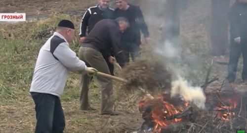 Mass subbotniks (voluntary cleaning work) in Chechnya. Photo: screenshot of the Grozny TV channel's report https://www.youtube.com/watch?v=Fcopkku8Jag Mass subbotniks (voluntary cleaning work) in Chechnya. Photo: screenshot of the Grozny TV channel's report https://www.youtube.com/watch?v=Fcopkku8Jag