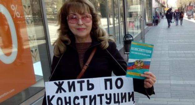 Activist Lyubov Tretiakova urges Russians to live according to the Constitution, Volgograd, April 21, 2019. Photo by Vyacheslav Yaschenko for the Caucasian Knot Activist Lyubov Tretiakova urges Russians to live according to the Constitution, Volgograd, April 21, 2019. Photo by Vyacheslav Yaschenko for the Caucasian Knot