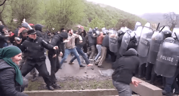 Clashes between protesters in Pankisi and policemen. Screenshot from Public broadcaster of Georgia, https://www.youtube.com/watch?time_continue=58&v=TpVeQeOK82g Clashes between protesters in Pankisi and policemen. Screenshot from Public broadcaster of Georgia, https://www.youtube.com/watch?time_continue=58&v=TpVeQeOK82g