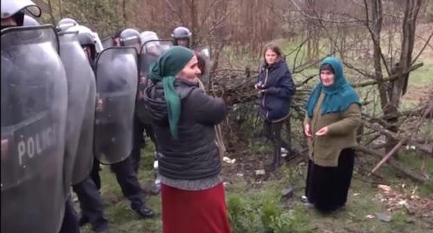 Residents of Pankisi in front of police cordon. Screenshot from video by Public broadcaster of Georgia, https://www.youtube.com/watch?time_continue=58&v=TpVeQeOK82g Residents of Pankisi in front of police cordon. Screenshot from video by Public broadcaster of Georgia, https://www.youtube.com/watch?time_continue=58&v=TpVeQeOK82g