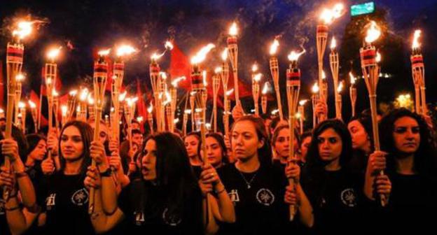 Participants of torchlight march in Yerevan. Photo: Facebook page of organizers of the torchlight march: https://www.facebook.com/events/325013381406396/permalink/325013398073061/ Participants of torchlight march in Yerevan. Photo: Facebook page of organizers of the torchlight march: https://www.facebook.com/events/325013381406396/permalink/325013398073061/