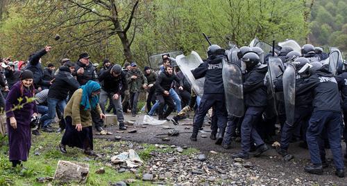 Clashes between protesters and policemen in Birkiani, Georgia, April 21, 2019. Photo: REUTERS / Ekaterina Anchevskaya Clashes between protesters and policemen in Birkiani, Georgia, April 21, 2019. Photo: REUTERS / Ekaterina Anchevskaya