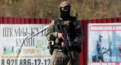 Law enforcer during protest action in Ingushetia against new agreement on border with Chechnya, Photo: REUTERS / Maxim Shemetov Law enforcer during protest action in Ingushetia against new agreement on border with Chechnya, Photo: REUTERS / Maxim Shemetov