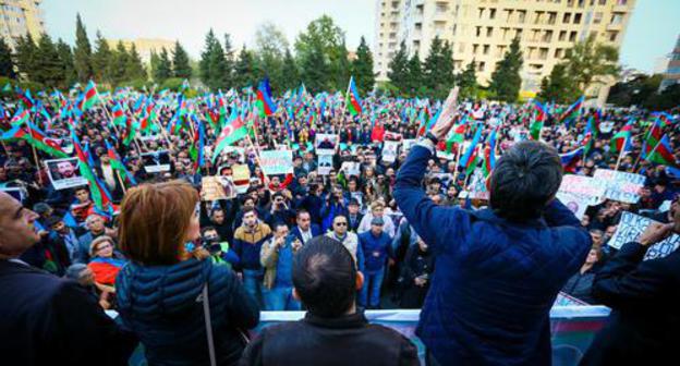 Oppositionists from the Popular Front Party of Azerbaijan (PFPA) criticize the authorities at the rally. October 2017. Photo by Aziz Karimov for the "Caucasian Knot" Oppositionists from the Popular Front Party of Azerbaijan (PFPA) criticize the authorities at the rally. October 2017. Photo by Aziz Karimov for the "Caucasian Knot"