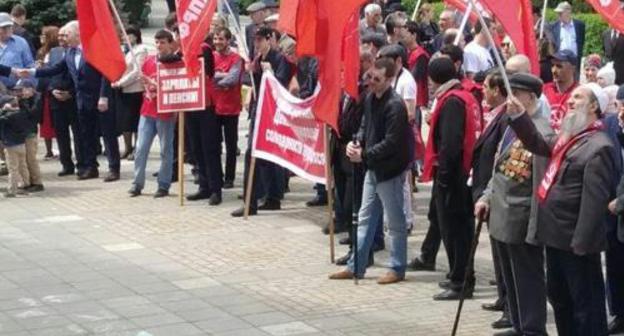 Participants of the rally organized by the Communist Party of the Russian Federation (CPRF) in Makhachkala. Photo by Ilyas Kapiev for the "Caucasian Knot" Participants of the rally organized by the Communist Party of the Russian Federation (CPRF) in Makhachkala. Photo by Ilyas Kapiev for the "Caucasian Knot"