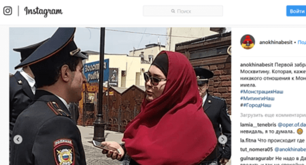 Olga Moskvitina talks to the police in Makhachkala on May 1. Screenshot of the post on Svetlana Anokhina's Instagram Olga Moskvitina talks to the police in Makhachkala on May 1. Screenshot of the post on Svetlana Anokhina's Instagram