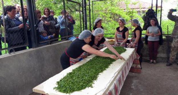 Bakers in Nagorno-Karabakh are cooking zhengyalov khats (bread with herbs). Photo by Alvard Grigoryan for the "Caucasian Knot" Bakers in Nagorno-Karabakh are cooking zhengyalov khats (bread with herbs). Photo by Alvard Grigoryan for the "Caucasian Knot"