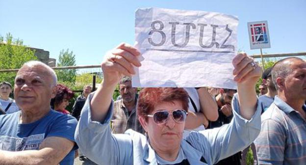 An opponent of Robert Kocharyan holds a poster saying, "A life sentence!". Photo by Tigran Petrosyan for the "Caucasian Knot" An opponent of Robert Kocharyan holds a poster saying, "A life sentence!". Photo by Tigran Petrosyan for the "Caucasian Knot"