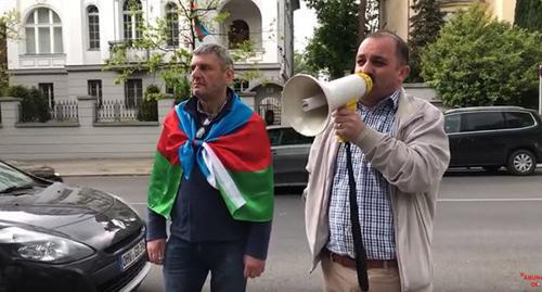 A protest action against the monument to Heydar Aliev in Bucharest. Berlin, May 10, 2019. Photo: screenshot of the video by Mühacir TV https://www.youtube.com/watch?v=hqhTjeK2ntM&feature=youtu.be A protest action against the monument to Heydar Aliev in Bucharest. Berlin, May 10, 2019. Photo: screenshot of the video by Mühacir TV https://www.youtube.com/watch?v=hqhTjeK2ntM&feature=youtu.be