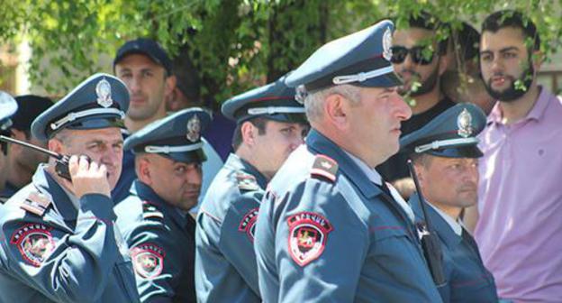 Policemen at the courthouse in Yerevan. Photo by Tigran Petrosyan for the Caucasian Knot Policemen at the courthouse in Yerevan. Photo by Tigran Petrosyan for the Caucasian Knot