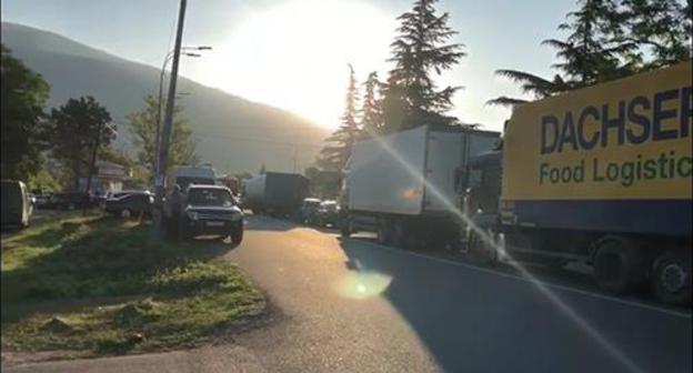 Highway in the village of Bzyb unblocked by protesters. Photo by Dmitry Stateinov for the Caucasian Knot Highway in the village of Bzyb unblocked by protesters. Photo by Dmitry Stateinov for the Caucasian Knot